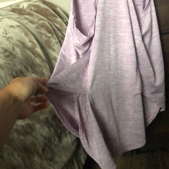 🪷 5/$10 🪷 Lavender active top. In great condition - Picture 3 of 3